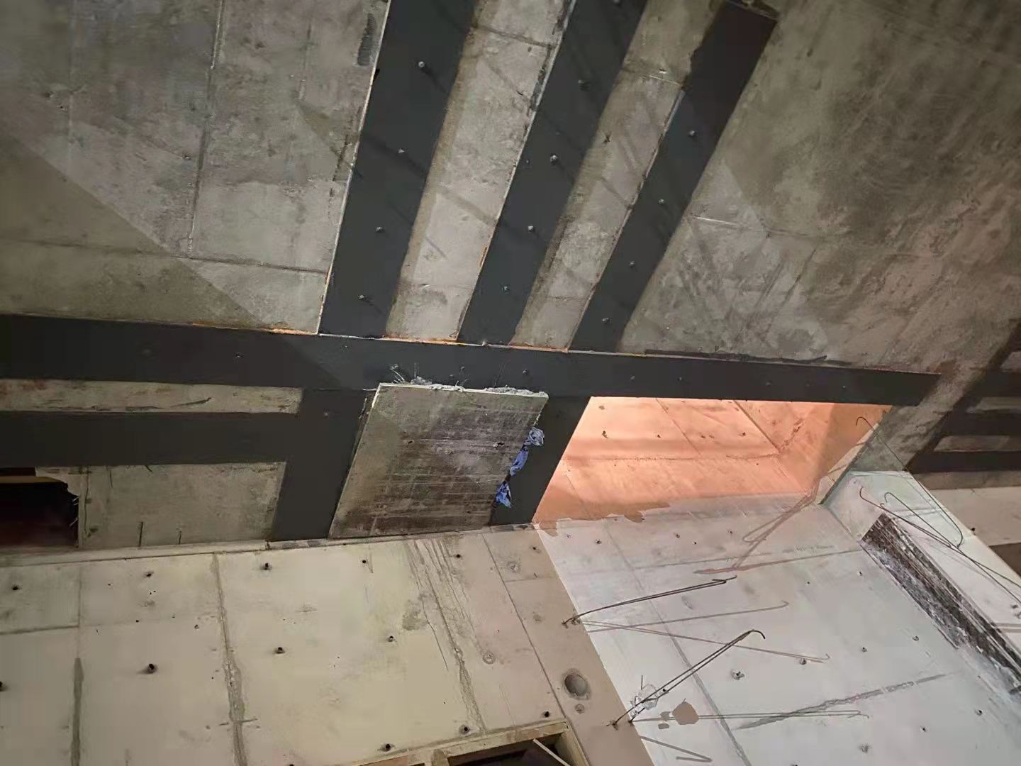 唐山楼板开洞用粘钢加固还是碳纤维布加固